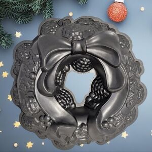 Nordic Ware Christmas Holiday Wreath Bundt Pan Cake 9 cup T30